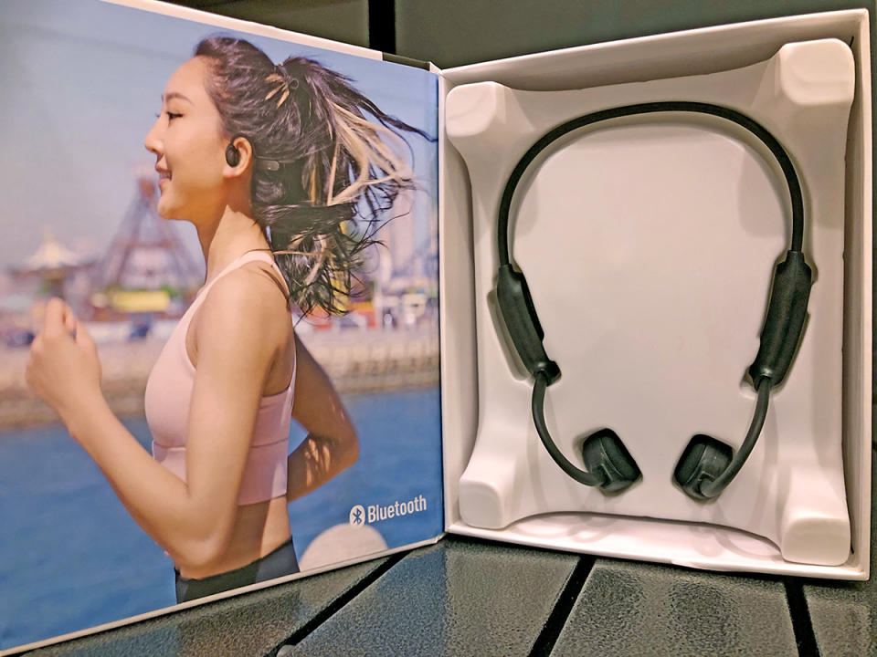 包裝非常平實樸素又環保，打開來就可以看到「ifive骨傳導藍牙無線耳機 if-BC500耳機」本人