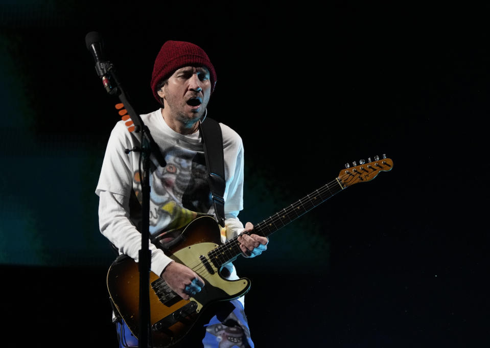 El guitarrista de Red Hot Chili Peppers John Frusciante durante su presentación en el festival Vive Latino en la Ciudad de México el domingo 19 de marzo de 2023. (Foto AP/Fernando Llano)