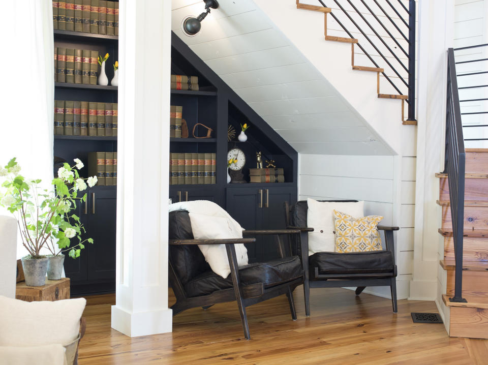 A reading nook beneath the stairs on the first fl (Photo: Fort Worth Star-Telegram via Getty Images)