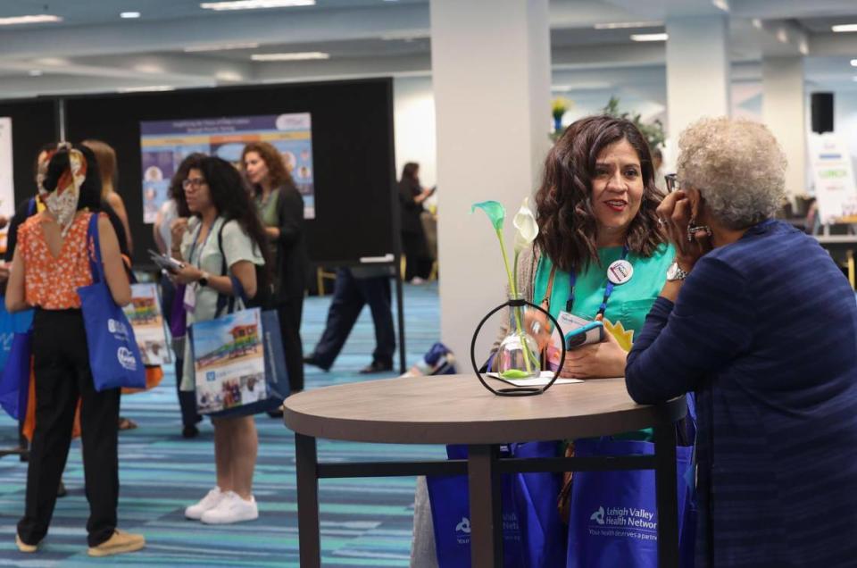 Lix McCray, estudiante de enfermería del Eastern Arizona College, a la izquierda, y la enfermera Antonia Brown, hablan durante la Conferencia de la Asociación Nacional de Enfermeros Hispanos el miércoles, 13 de julio de 2022 en el Hyatt Regency de Miami.