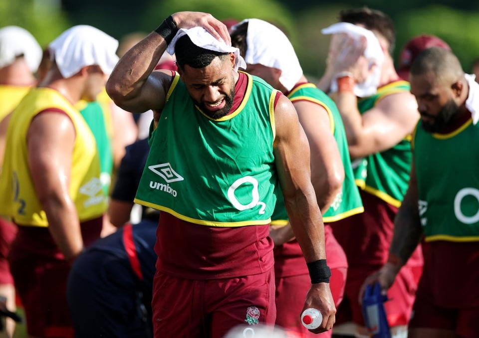 Joe Cokanasiga cools off with a wet towel at the Payanini Centre in Verona (Getty Images)