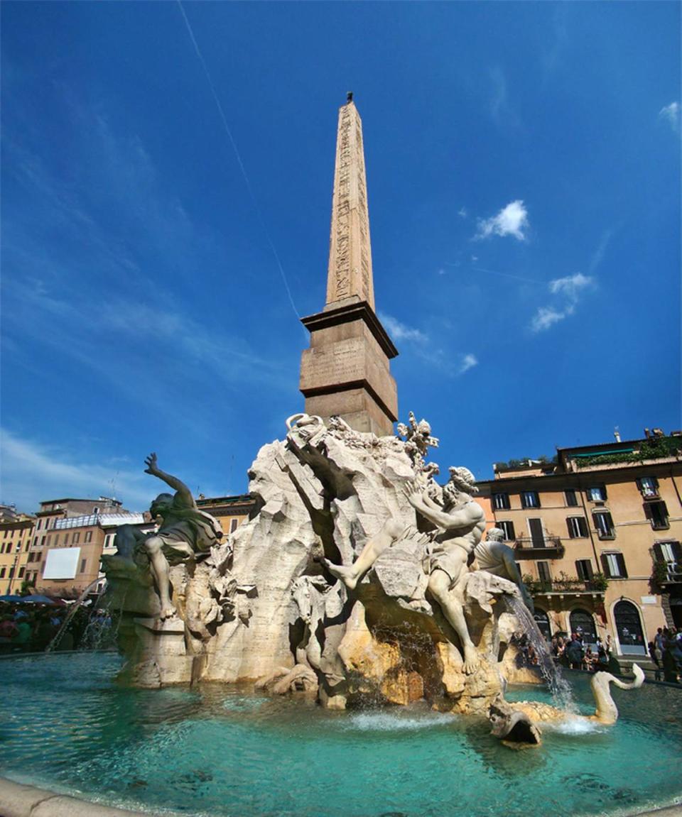 En la Plaza Navona se encuentra la Fuente de los Cuatro Ríos, construida en 1651 por Bernini, simbolizando los ríos Ganges, Nilo, Danubio y el de la Plata, representados en las figuras desnudas de cuatro colosos.