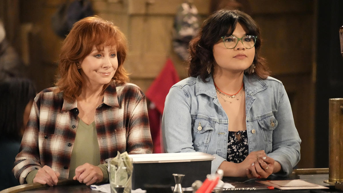Reba McEntire records a theme song for her latest sitcom