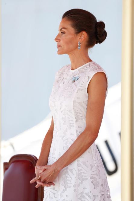 La reina Letizia un vestido de que puede llevar en Palacio y en playa