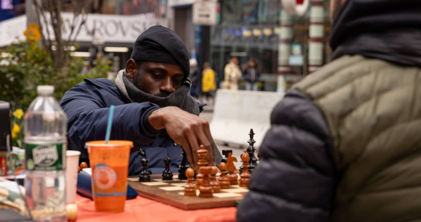 尼日利亞國際象棋冠軍奧納科亞，在紐約時代廣場連續下棋60小時，打破了金氏世界紀錄。（圖／達志／美聯社）