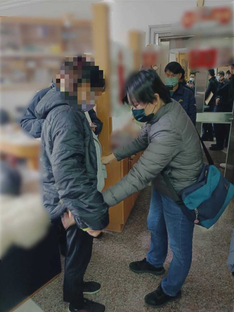 48歲的江姓女家政婦，涉嫌竊取台南市北區某醫師住家保險箱內的財物被警方循線逮獲。（圖／讀者提供）