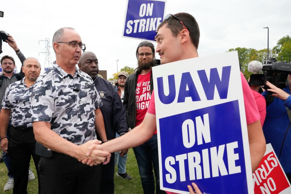 UAW主席范恩9月29日到密西根州通用汽車工廠罷工現場與會員交談。美聯社