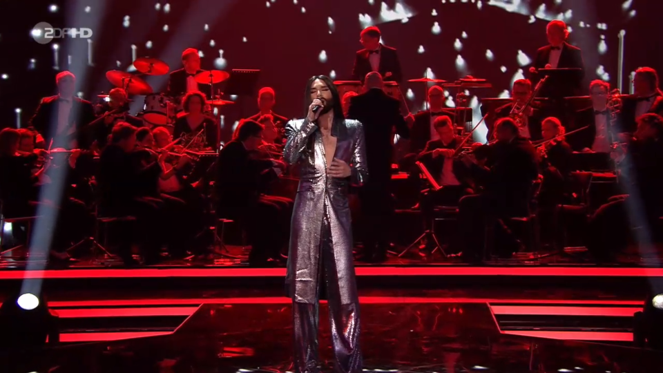 Sängerin Conchita Wurst eröffnet den goldenen Reigen der Auszeichnungen mit dem Song: “I´m so excited”.