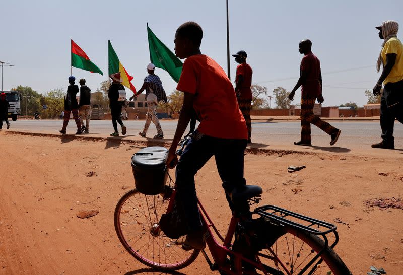 Activists walk from Bamako to Ouagadougou to promote states' federation