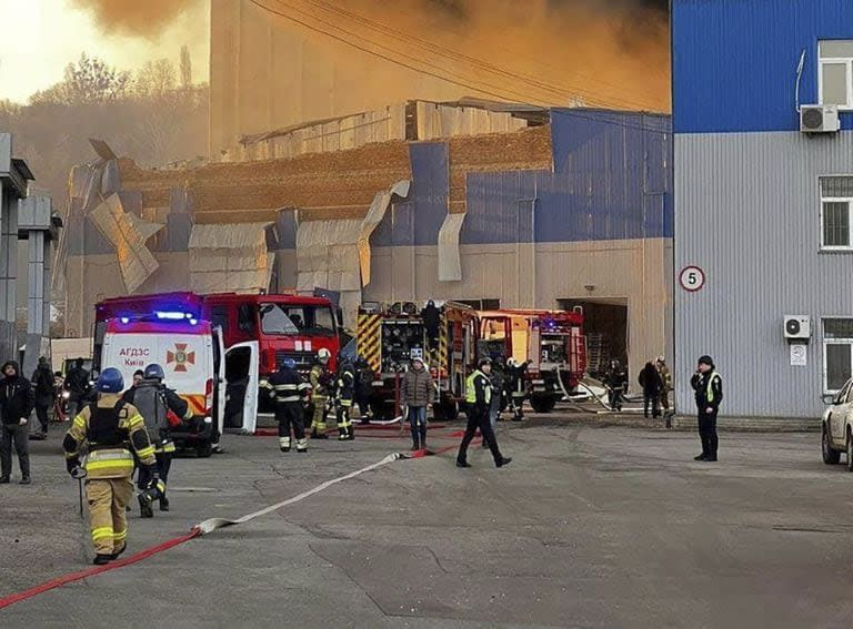 En esta foto proporcionada por el Servicio de Emergencias de Ucrania, los bomberos trabajan en el lugar de un edificio dañado después de un ataque ruso en Kiev, Ucrania, el viernes 29 de diciembre de 2023. 