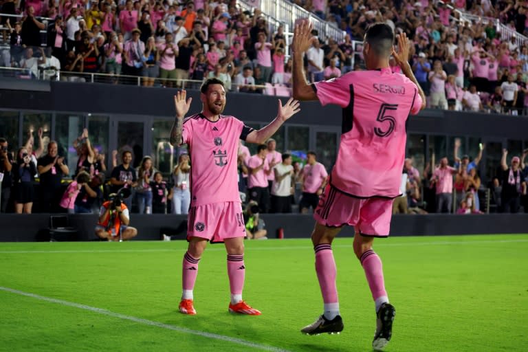 Sergio Busquets (derecha) celebra con Lionel Messi su primer gol con el Inter Miami. (Megan Briggs)