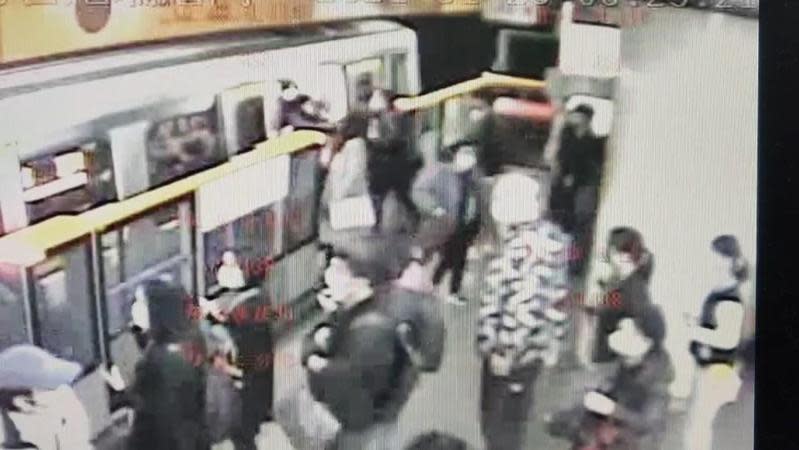 男子在捷運車廂口對張女伸出抓奶龍爪手。（警方提供）