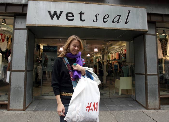 An H&M shopping outside of a Wet Seal