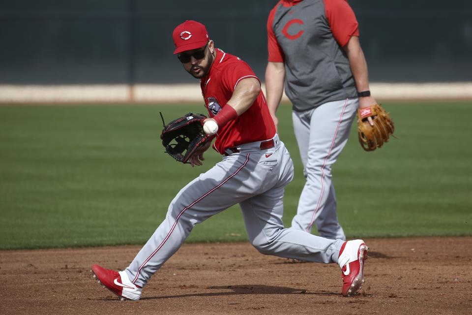 El tercera base Eugenio Suárez de los Rojos de Cincinnati fildea una rodado durante un entrenamiento de pretemporada, el viernes 21 de febrero de 2020, en Goodyear, Arizona. (AP Foto/Ross D. Franklin)