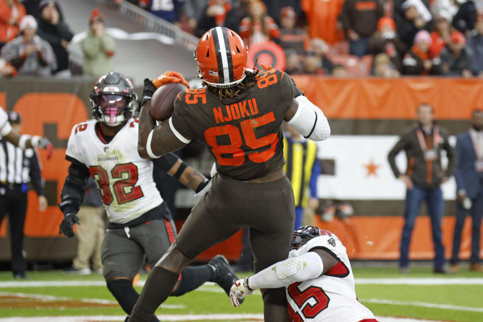 Cleveland Browns tight end David Njoku (85) catches a pass from quarterback Jacoby Brissett for a touchdown during the second half of an NFL football game against the Tampa Bay Buccaneers in Cleveland, Sunday, Nov. 27, 2022. (AP Photo/Ron Schwane)