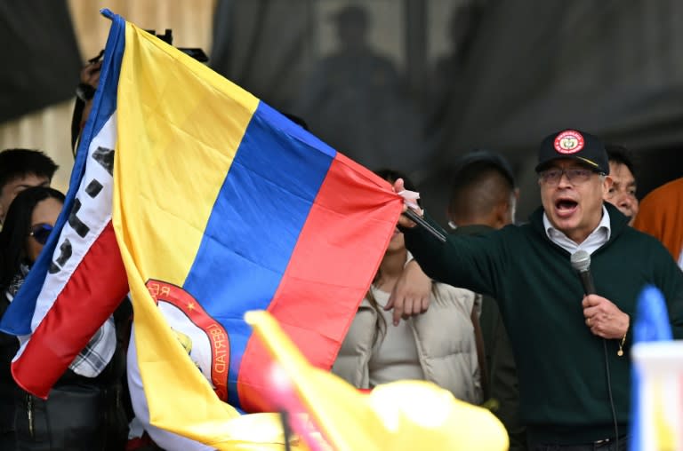 Le président colombien Gustavo Petro agite le drapeau national à l'occasion de son discours, le 1er mai à Bogota (Raul ARBOLEDA)