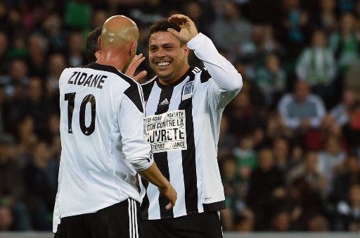 El exatacante internacional brasileño Ronaldo Nazario saluda al también astro retirado el francés Zinedine Zidane en Saint Etienne (centro-este de Francia) (AFP | PHILIPPE DESMAZES)