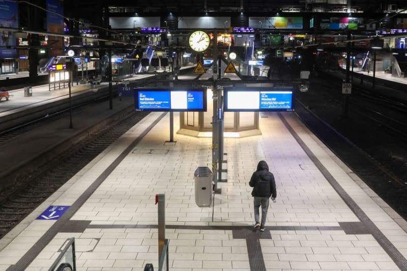 Few people are seen at Hamburg Central Station at the start of the strike. The German Train Drivers' Union (GDL) has called the first strike lasting several days in the current wage dispute with Deutsche Bahn and other companies from the middle of the week. Bodo Marks/dpa