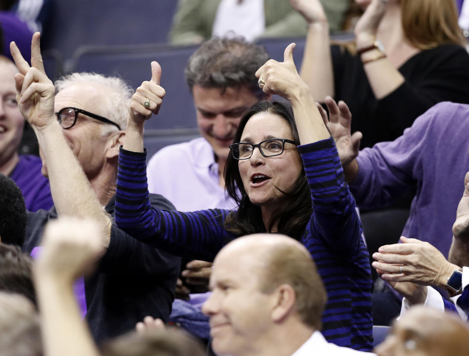 Julia Louis-Dreyfus gives Northwestern basketball two thumbs up. (AP)