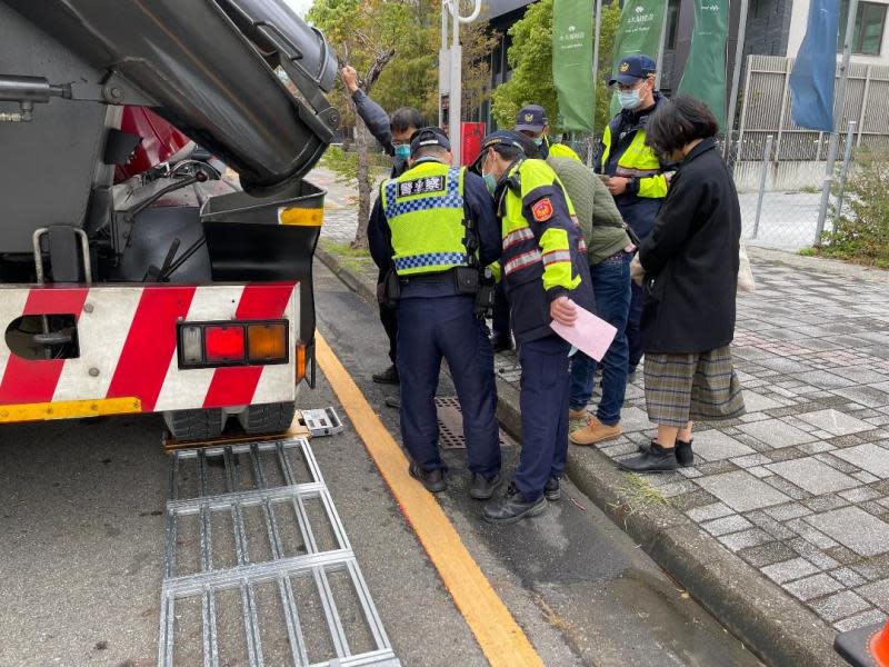 活動式地磅稽查　安平警取締大型車輛違規