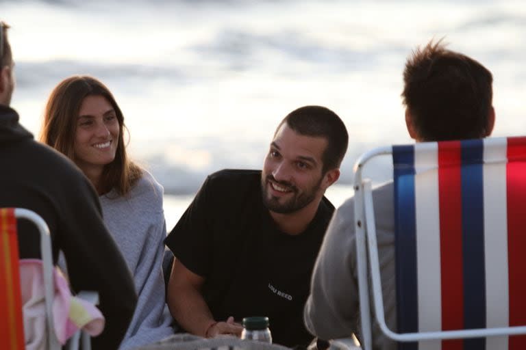 Lola latorre se mostró todo el tiempo sonriente, siempre junto a su novio, Felipe Ossana