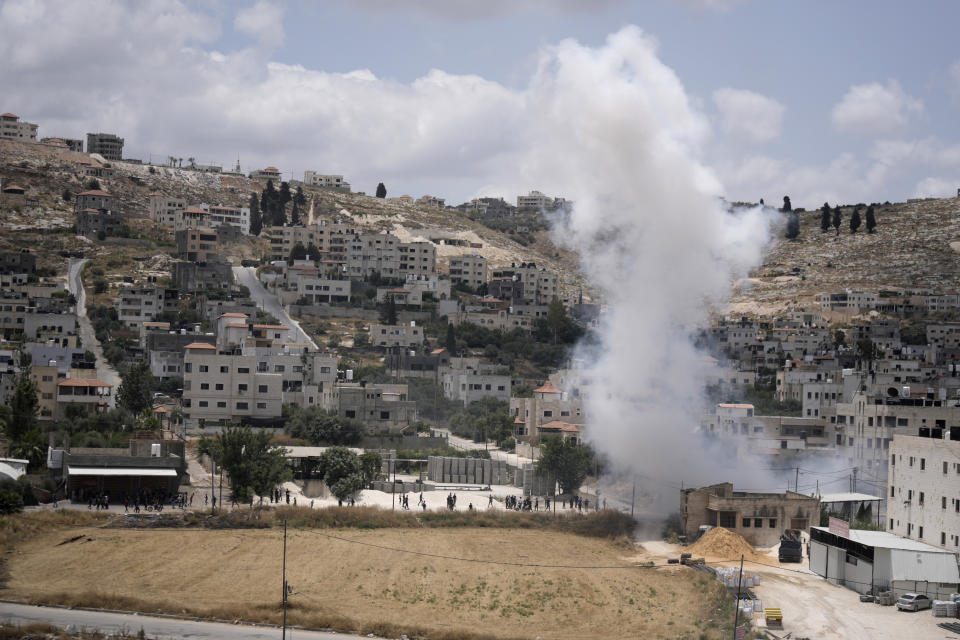 Una columna de humo se alza durante combates entre las fuerzas israelíes y milicianos palestinos en Yenín, Cisjordania, el lunes 19 de junio de 2023. (AP Foto/Majdi Mohammed)