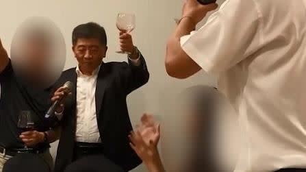 陳時中未戴口罩、飲酒高歌的影片，在網路上瘋傳。（圖／翻攝畫面）