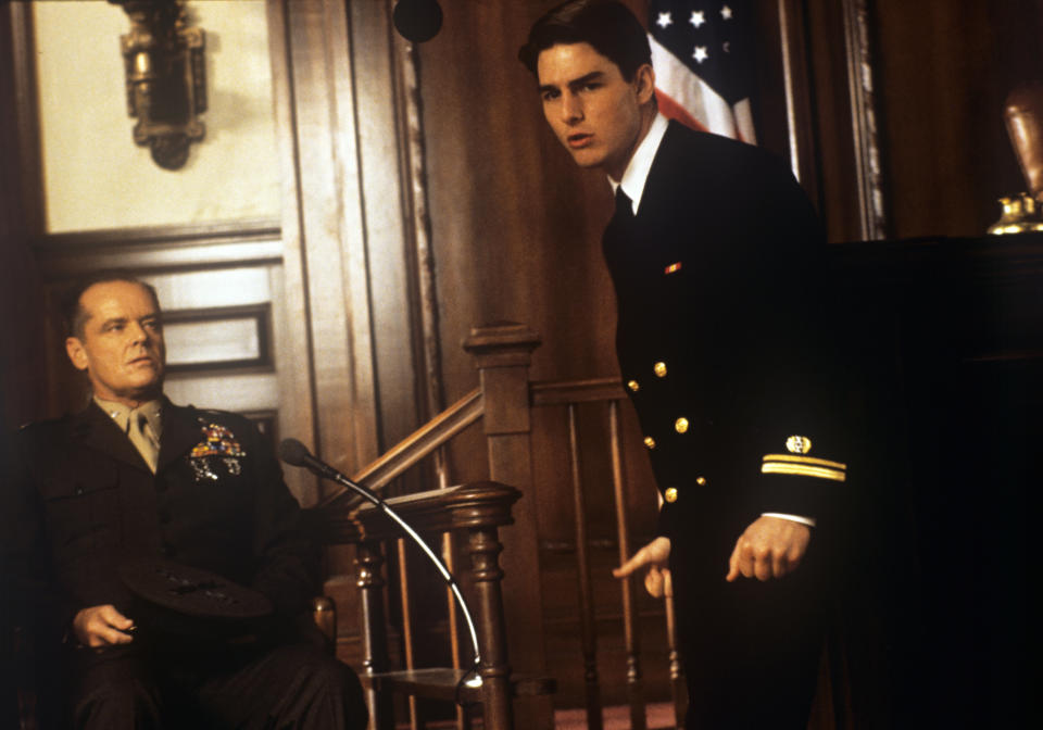 Los actores Jack Nicholson interpretando el rol de un coronel y Tom Cruise, como una abogado durante un juicio de la corte marcial para la película "A Few Good Men" de 1992 (Getty Images)