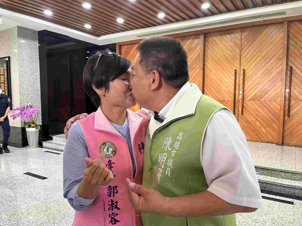 市議員陳明澤與妻子郭淑容甜蜜曬恩愛，超級甜蜜浪漫。（記者陳佳欣攝）