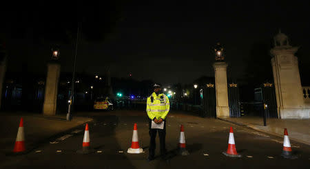 A police officer stands at a cordon after police arrested a man carrying a knife outside Buckingham Palace in London, Britain, August 25, 2017. REUTERS/Hannah McKay