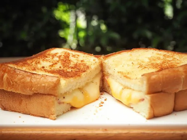 Culinary experts have tried countless combinations of bread, cheese and other ingredients in the pursuit of grilled cheese perfection.  (Photo: Citt Ratn Xin Pin Ta / EyeEm via Getty Images)