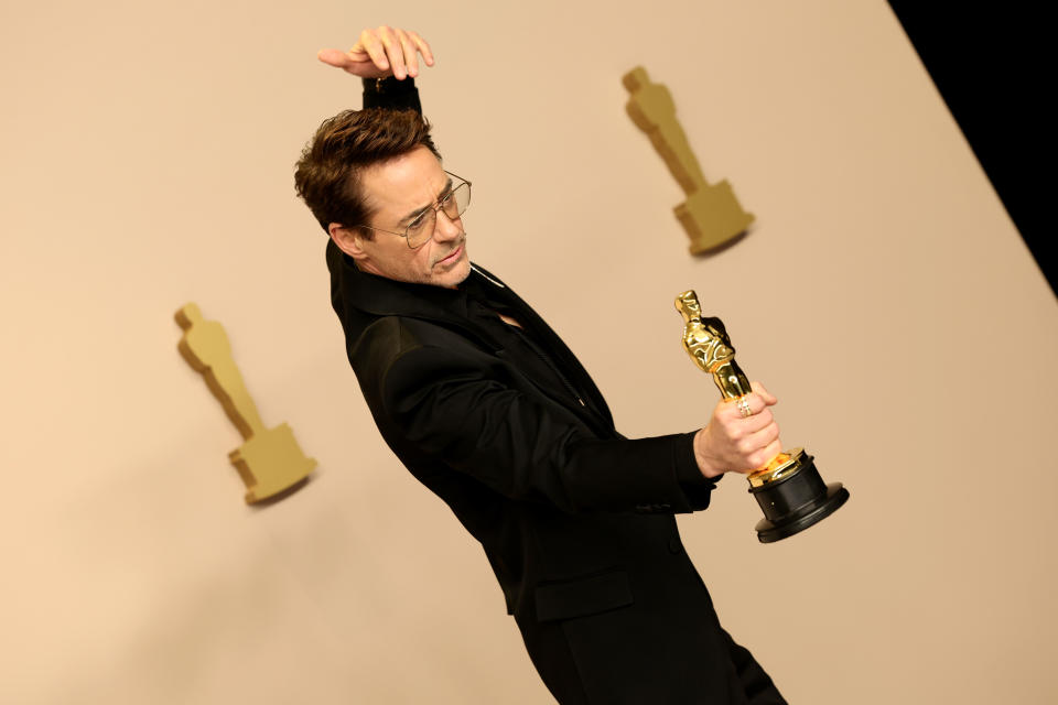 Robert Downey Jr. luce toda su gracia con su preciada estatuilla dorada . (Foto de Arturo Holmes/Getty Images)