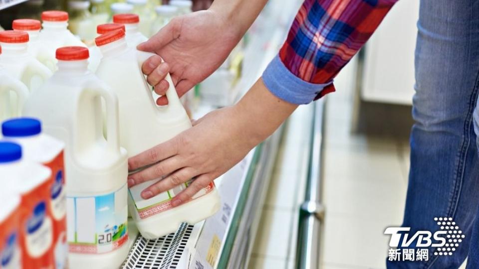 一杯牛奶可以提供約8克的蛋白質和豐富的維生素D。（示意圖，非當事人／shutterstock達志影像）