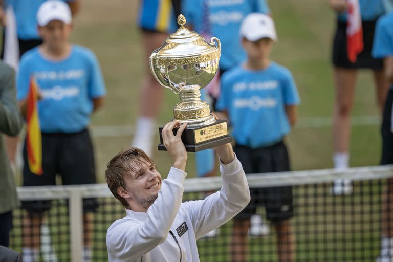 El kazajo Alexander Bublik celebrando con el trofeo de Halle