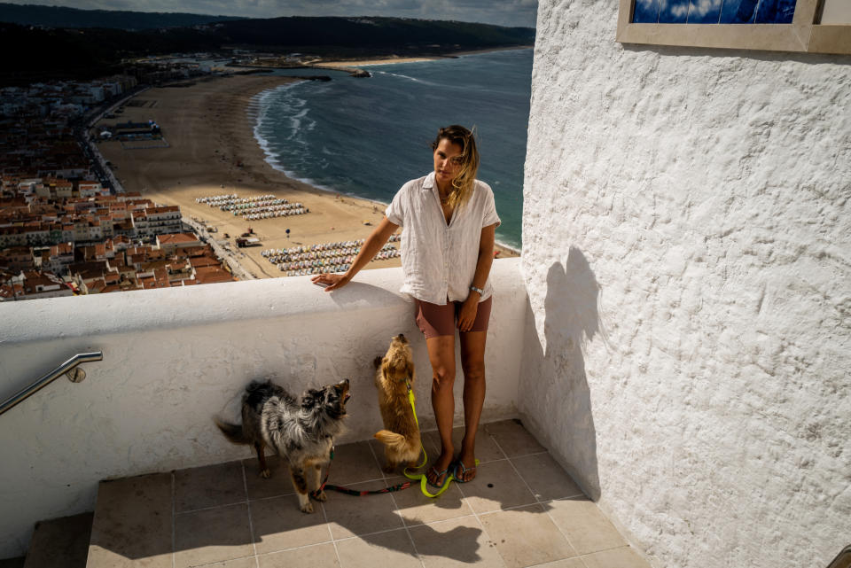 Maya Gabeira en un lugar con vista a la costa de Nazaré, Portugal, el 15 de septiembre de 2020. (José Sarmento Matos/The New York Times)