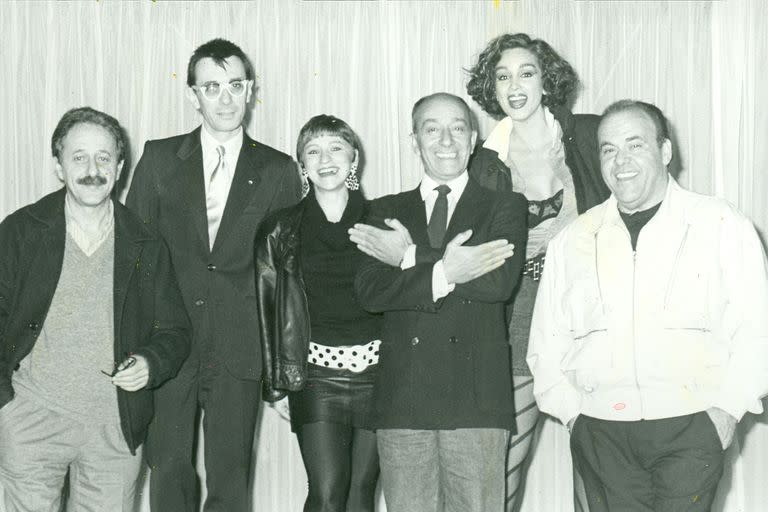 Imagen de 1986. De izq. a der.: Hugo Sofovich, Jean-Francois Casanovas, Divina Gloria, Alberto Olmedo, Beatriz Salomón y Javier Portales.