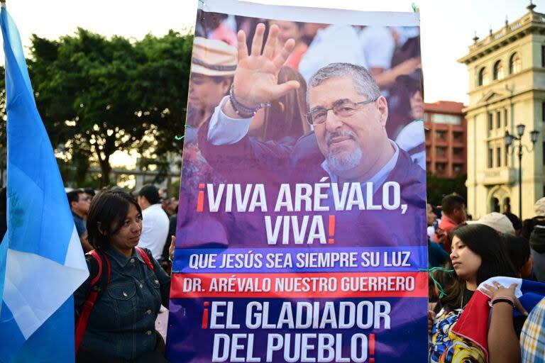 Los partidarios del presidente electo de Guatemala, Bernardo Arévalo, permanecen fuera del Palacio Nacional de Cultura esperando el inicio de la ceremonia de inauguración de Arévalo en la Ciudad de Guatemala (Photo by MARTIN BERNETTI / AFP)