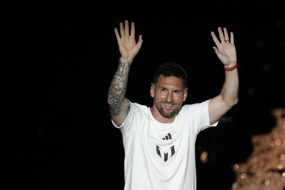 Lionel Messi saluda a los hinchas durante su presentación como jugador del Inter Miami, el domingo 16 de julio de 2023, en Fort Lauderdale, Florida. (AP Foto/Rebecca Blackwell)