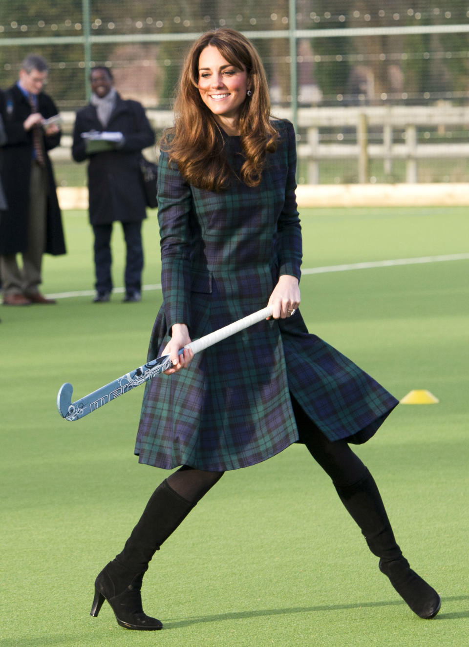 <p>El 30 de noviembre de 2012 volvió a su antiguo colegio, el St. Andrew’s School, con un vestido estampado de Alexander McQueen. Lo combinó con unas botas de Aquatalia. (Foto: Gtres). </p>