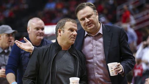 NBA遭中國抵制風波，火箭老闆Fertitta（左）力挺自家總管Morey（右）。（圖／翻攝自推特）