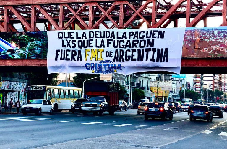 Bandera con la campaña "que la deuda la paguen los que la fugaron", una consigna que agita el kirchnerismo