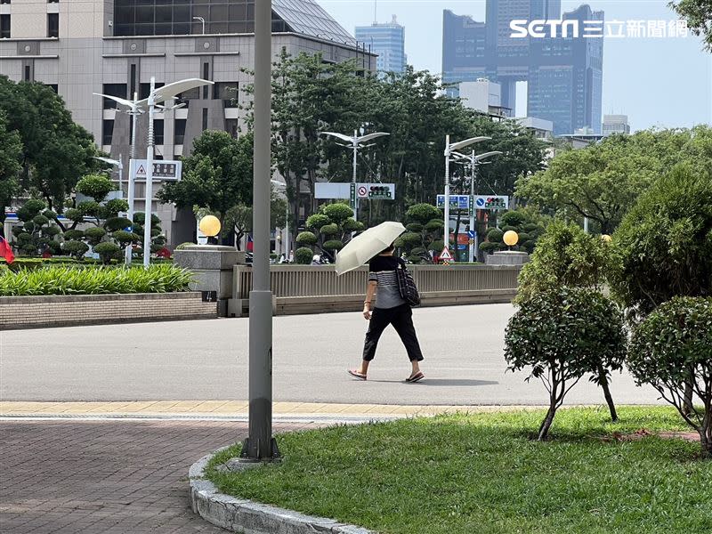 這兩天要注意白天熱，紫外線強要注意防曬。（圖／記者林昱孜拍攝）