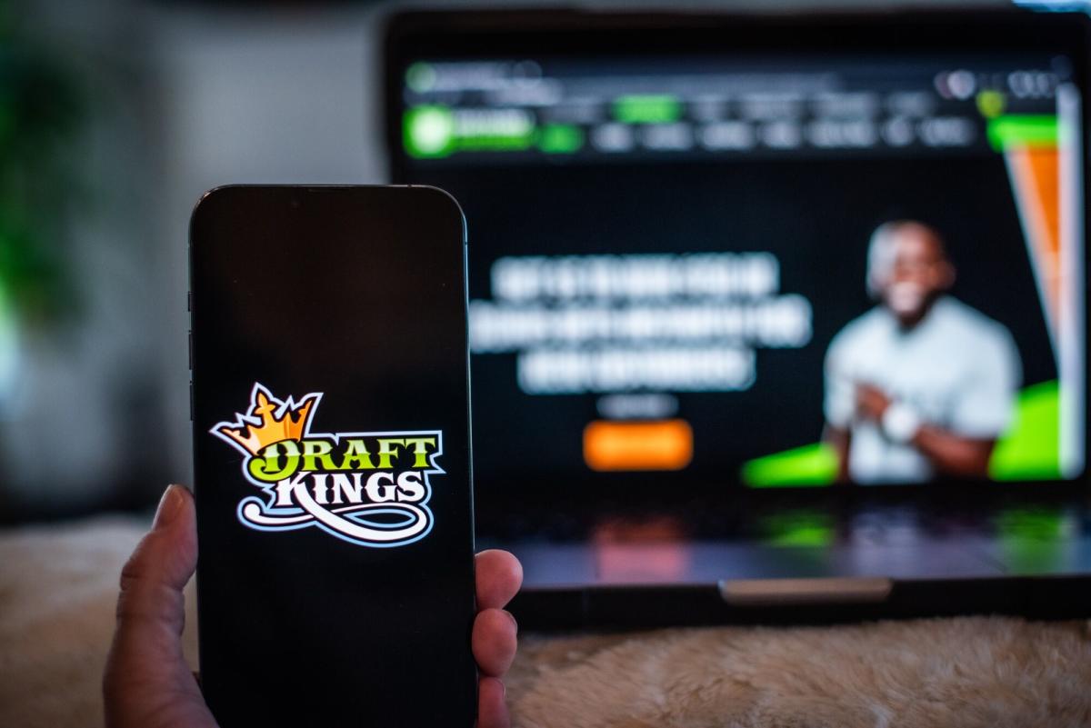 DraftKings Falls as Illinois Nears Sports Betting Tax Hike