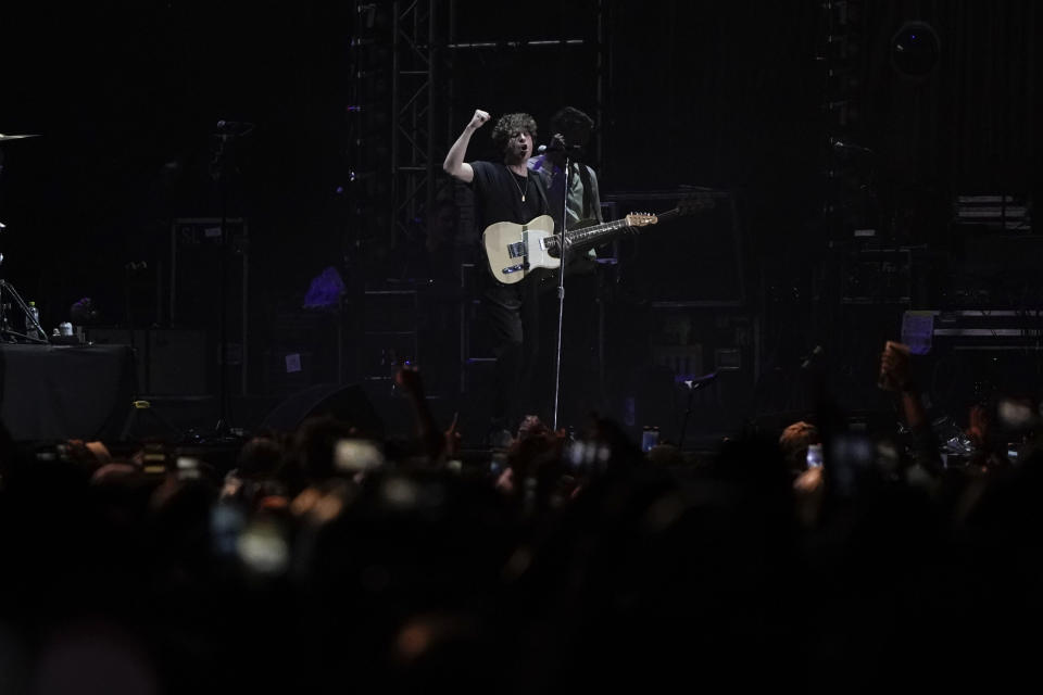 Luke Pritchard de The Kooks durante su concierto en el festival Corona Capital en la Ciudad de México el 19 de noviembre de 2022. (Foto AP/Eduardo Verdugo)