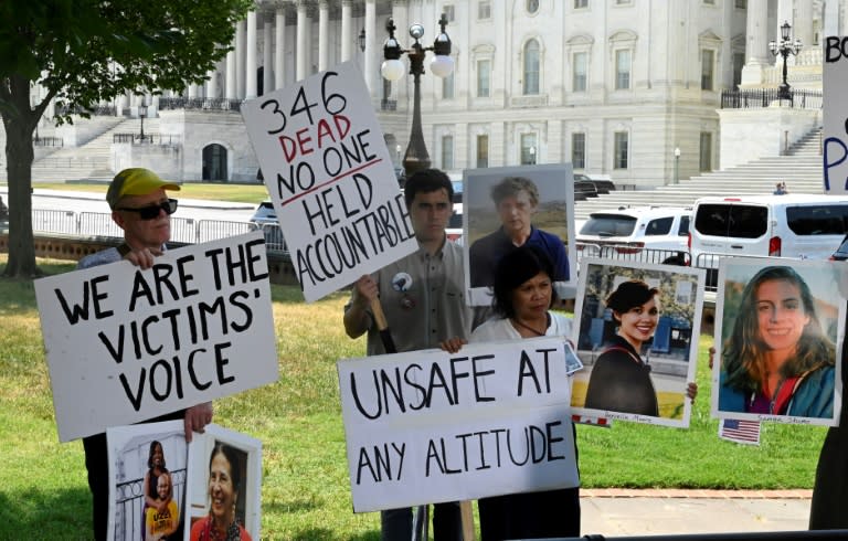 Des proches de victimes des deux crashes de Boeing 737 Max, en 2018 et 2019, devant le Capitole à Washington le 18 juin 2024 (OLIVIER DOULIERY)