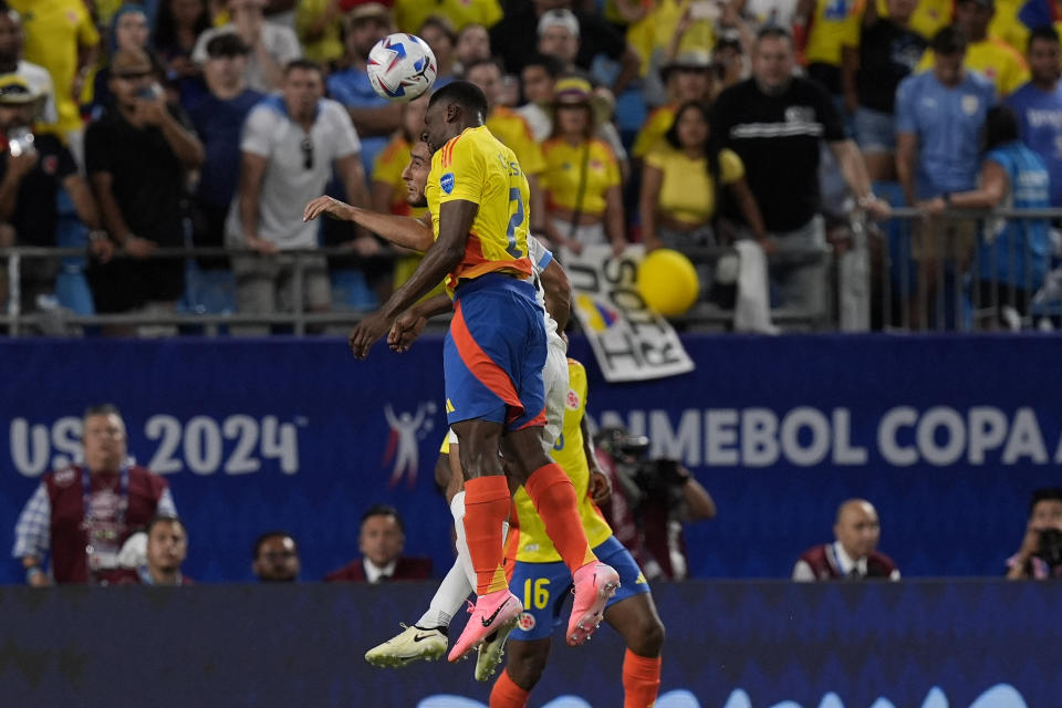 Jul 10, 2024; Charlotte, NC, USA; El mediocampista de Columbia Cuesta Figuerora (2) y el defensor de Uruguay Sebastian Caceres (3) van por un cabezazo durante el primer tiempo en el partido semifinal de la Copa Armerica en el Bank of America Stadium. Crédito obligatorio: Jim Dedmon-USA TODAY Sports