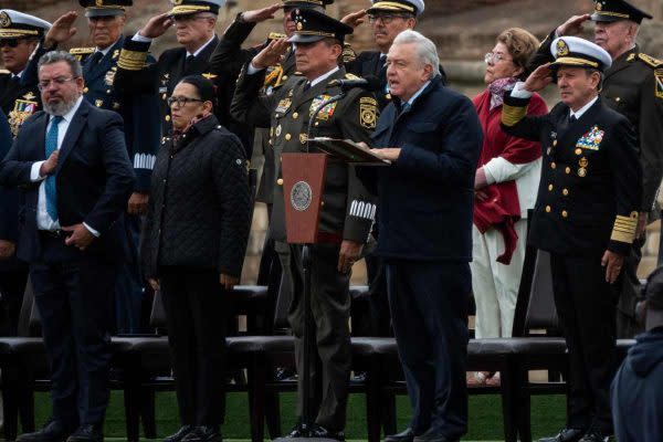 AMLO condecora Cienfuegos