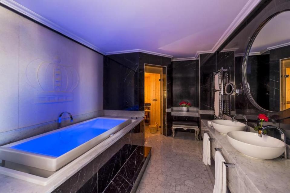 london hotels with hot tub in room