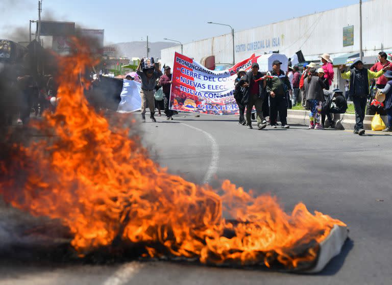 Manifestantes bloquean la ruta Panamericana en Arequipa, en el sur de Perú, con una lista de reclamos