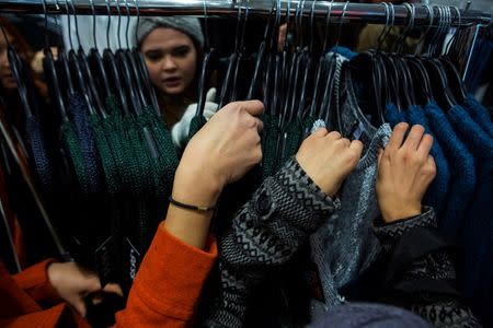 People shop at H&M on Thanksgiving Day in New York November 28, 2013. REUTERS/Eric Thayer